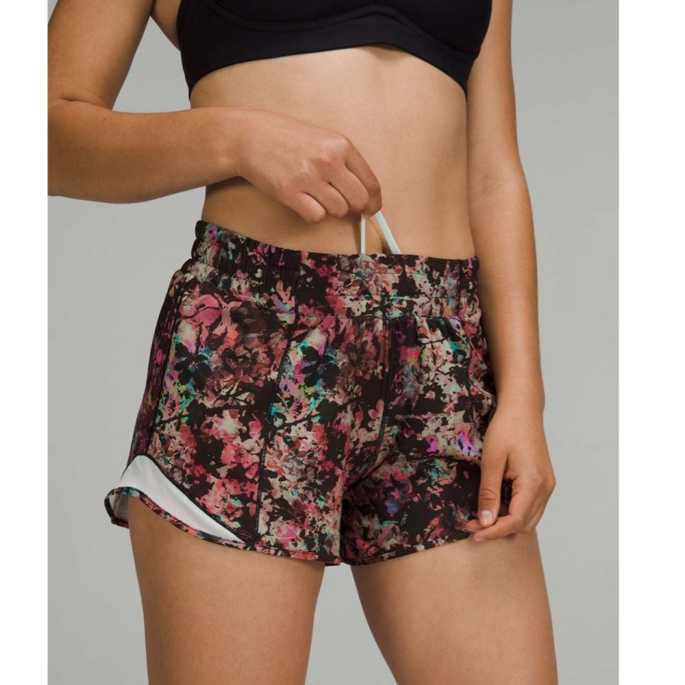 Lululemon Hotty Hot Low-Rise Lined
Short
Stencil Blossom Multi Sheer sz 6